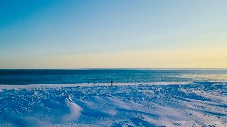 冬のエサヌカ線、消失点を超えて続く海岸