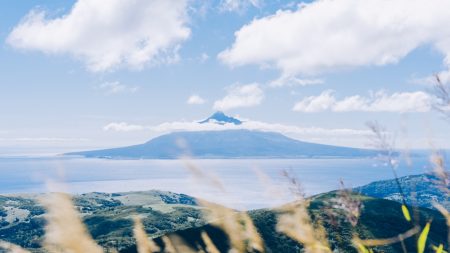 礼文岳山頂から見る利尻島
